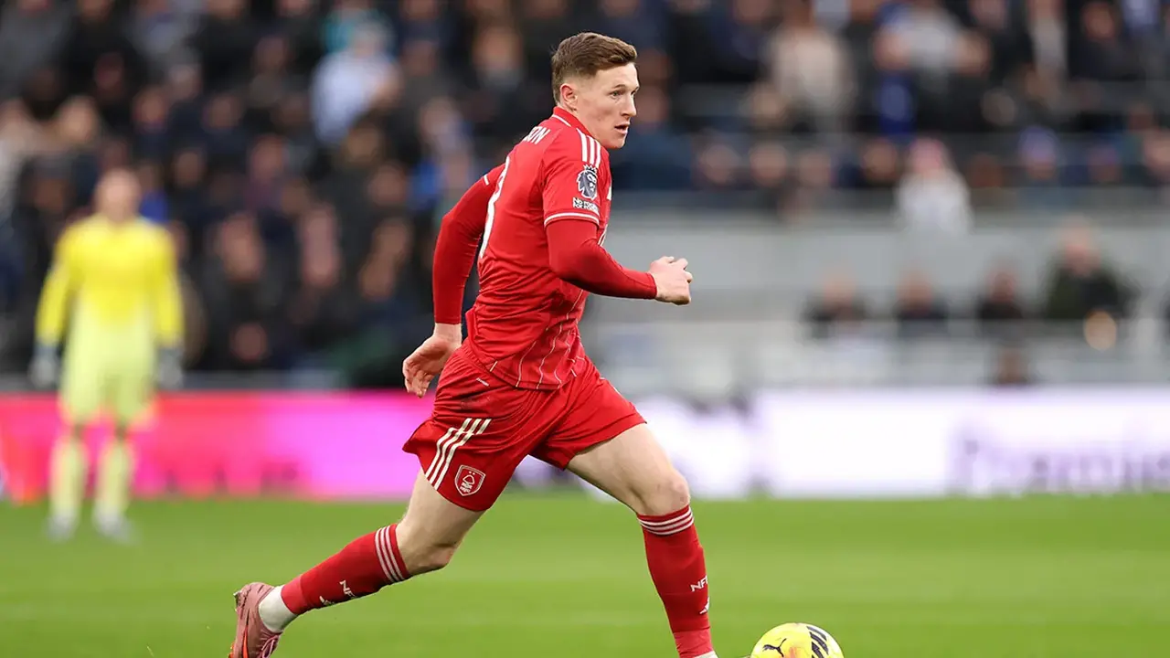 صعود هادئ.. إليوت أندرسون ينضج كنجم في الدوري الإنكليزي